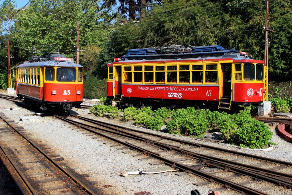 Bondes A5 e A7 na estação Emílio Ribas. Veículos realizam os passeios Bonde Turístico e Bonde Turístico Urbano (até o Portal)_Divulgação.