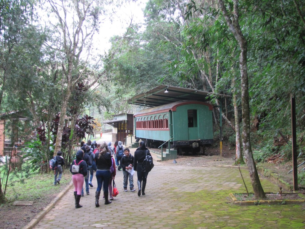 Alunos da escola Padre Zezinho no interior do Parque Reino das Águas Claras e antigo vagão restaurante ao fundo (20.06)