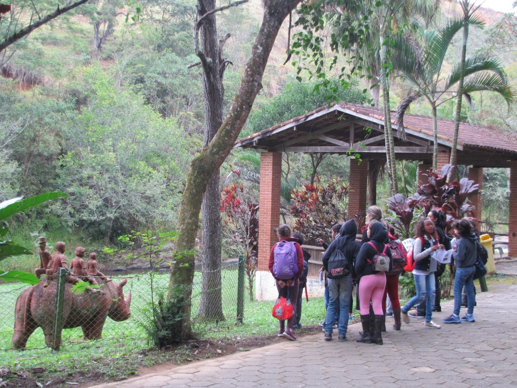 Alunos da escola Padre Zezinho observando estátua dos personagens do Sítio do Pica Pau Amarelo no Parque Reino das Águas Claras (20.06)